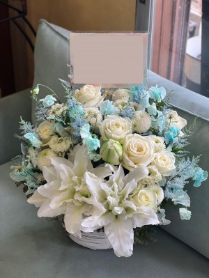 「感謝を込めて」白・水色を基調におつくりしたご出演祝い花・楽屋花