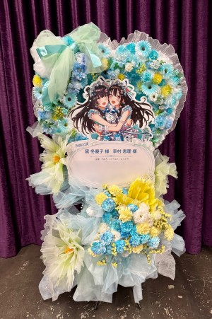 ふんわりフリルやジャイアントフラワーが可愛い インパクト溢れるご出演スタンド花