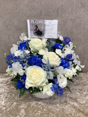 パシフィコ横浜 公演 [16thシングル『クリフハンガー』発売記念リアルミート&グリート] 渡辺莉奈様 ご出演祝い花・楽屋花