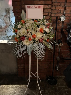 白を基調にオレンジの差し色を添えて ご出演スタンド花