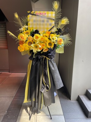 イベントの雰囲気に合わせておつくりしたシックなご出演スタンド花