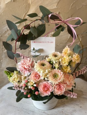 パステルカラーで優しい雰囲気のバースデーフラワー