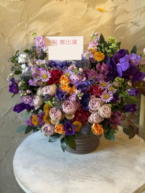 「初ライブおめでとう！」イメージカラーを取り入れてお作りしたご出演祝い花・楽屋花