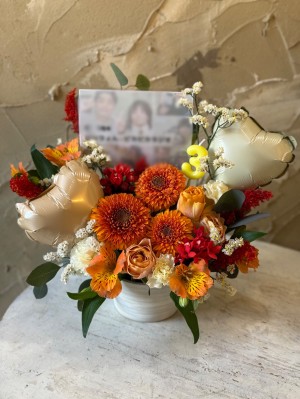  オレンジカラーを基調に [ラジオ番組3周年のお祝い] にお作りしたご出演祝い花・楽屋花