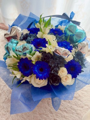 「感謝を込めて」ブルーを基調に優しい雰囲気でお作りしたバースデーフラワー