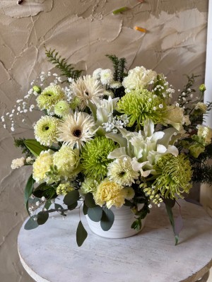 白を基調におつくりした上品なお悔やみのお花