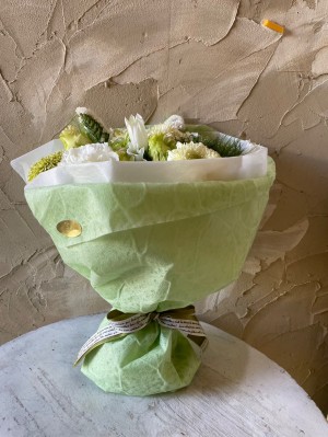 グリーンと白を基調におつくりした結婚記念日祝い花