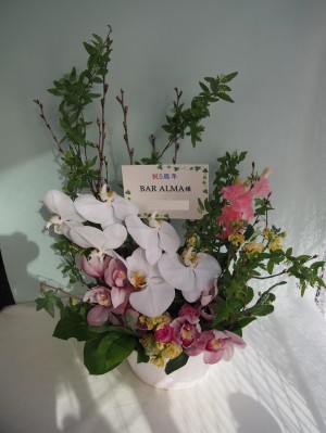 「５周年おめでとう」胡蝶蘭を取り入れた華やかな周年祝い花