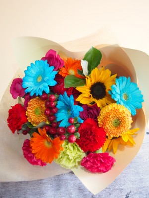 お母様へカラフルで明るい雰囲気でお作りしたバースデフラワーご