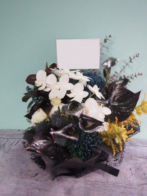 シックな雰囲気でお作りしたご出演祝い花・楽屋花