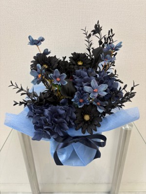 「感謝を込めて」黒を基調にシックにおつくりした ご出演祝い花・楽屋花