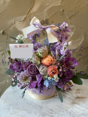 メンバーカラーの紫を基調におつくりしたご出演祝い花・楽屋花