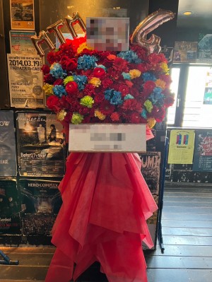 カラフルに華やかにおまとめしたご出演スタンド花