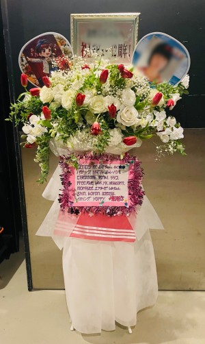 演者様のアルバムジャケットをイメージしておつくりした周年祝い花・スタンド花