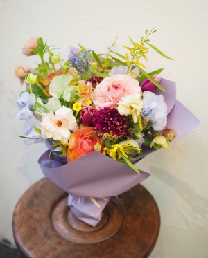 季節のお花でおつくりしたご退職祝い花