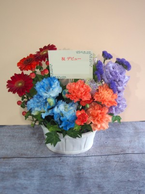 デビューを祝してカラフルにおつくりしたご出演祝い花・楽屋花