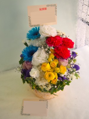 メンバーカラーでカラフルにおつくりしたご出演祝い花・楽屋花