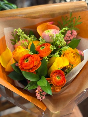 「感謝を込めて」ビタミンカラーで華やかにおつくりした花束
