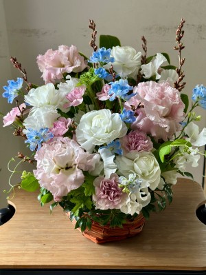 季節のお花を取り入れた華やかな生花アレンジ