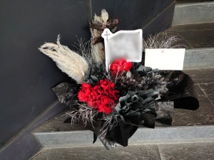 黒を基調にシックな雰囲気でおつくりした ご出演祝い花・楽屋花