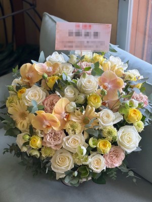 送り先さまのラッキカラーでおまとめした誕生日祝いのアレンジ