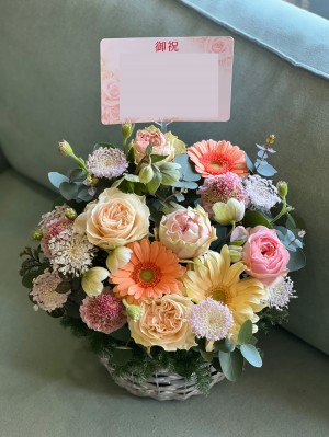 季節のお花で春らしさを表現した ご出演祝い花・楽屋花