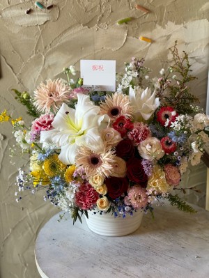 春のお花を取り入れて華やかにおつくりしたご出演祝い花・楽屋花