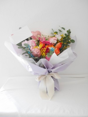 季節のお花で春らしさを表現した ご出演祝い花・楽屋花