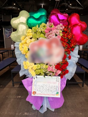 「感謝と応援の気持ちを込めて」お花とバルーンで花束を再現したご出演スタンド花