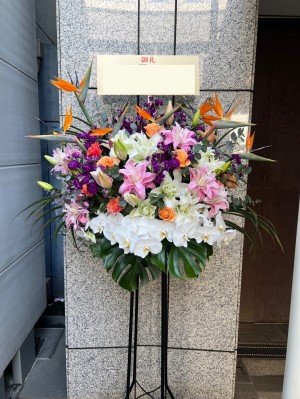 胡蝶蘭が上品さを演出するスタンド花