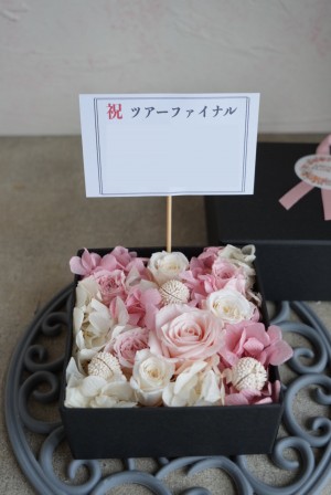 メンバーカラーのピンクを基調におつくりしたボックスフラワー