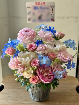 季節のお花をとり入れた明るく華やかな ご出演祝い花・楽屋花