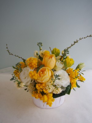 黄色を基調に季節のお花でおつくりしたご退職祝い花