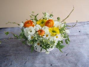 白を基調に季節のお花をワンポイントに入れた 生花アレンジ