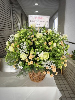 恵比寿マッシュルーム様 33周年祝いにおつくりしたナチュラルな生花アレンジ