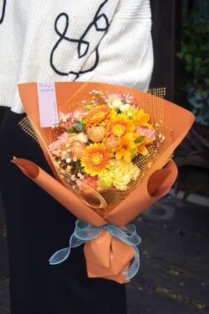 季節のお花を取り入れたビタミンカラーのフラワーブーケ