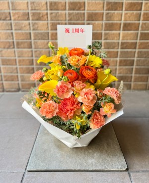 お店の雰囲気に合わせておつくりした周年祝い花