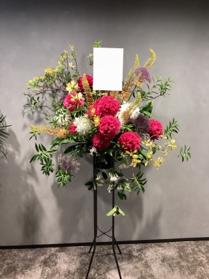 大輪花と流麗な花材で魅せる、和モダンなご出演スタンド花