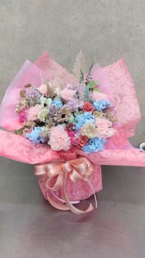 パステルカラーで明るく華やかにおつくりした 母の日プリザーブドフラワー