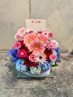 華やかな舞台へ贈る、ヴェネツィアを映したヨーロピアンな ご出演祝い花・楽屋花