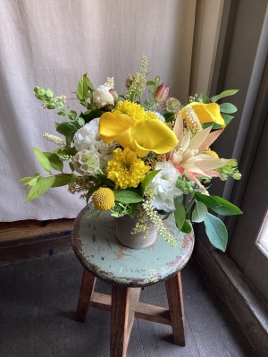 黄色を基調に明るい雰囲気でおつくりした結婚記念日 祝い花
