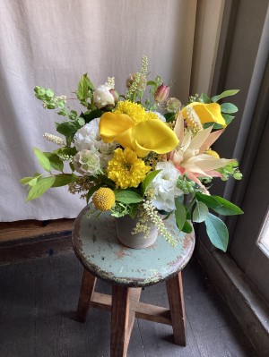 黄色を基調に明るい雰囲気でおつくりした結婚記念日 祝い花