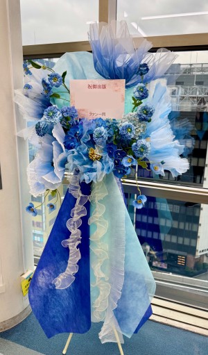 ジャイアントフラワーでより華やかに ブルーを基調におまとめしたご出演スタンド花