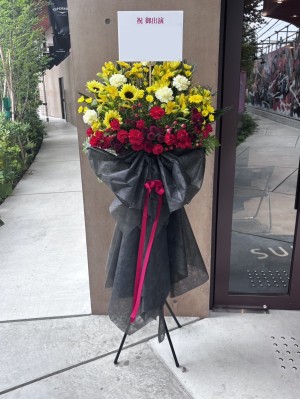 衣装イメージを取り入れた シックで華やかな周年祝いスタンド花