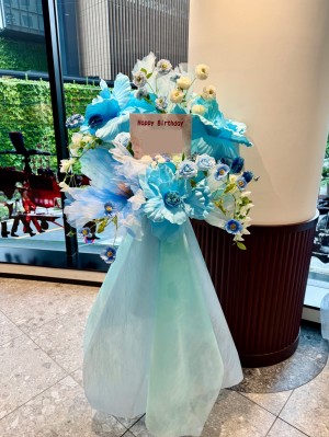 水色を基調に華やかにおつくりしたバースデースタンド花