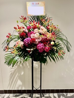 赤とピンクで彩る 上品で華やかなご出演スタンド花