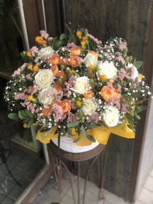 お店の雰囲気にあわせてあたたかみのあるカラーでおまとめした開店祝いのアレンジメント