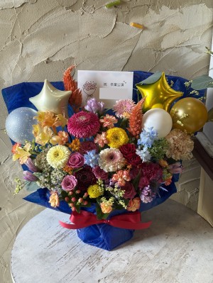 卒業公演を華やかに彩る、カラフルなご出演祝い花・楽屋花