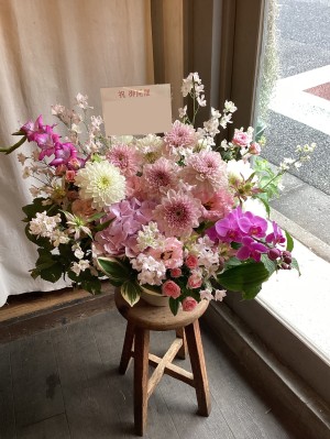 とびきり楽しく幸せな一日を願う 桜モチーフのご出演祝い・楽屋花