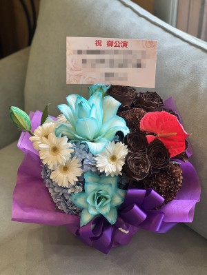 舞台衣装のカラーでおまとめしたご出演祝い花・楽屋花